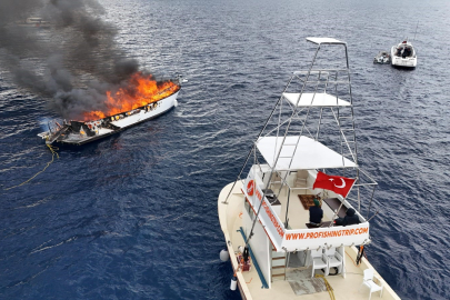 Kalkan açıklarında lüks tekne alevlere teslim oldu