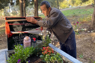 Motosikletle okula götürdüğü kızını kazada kaybetti, mezarına diktiği çiçeklere hırsızlar musallat oldu