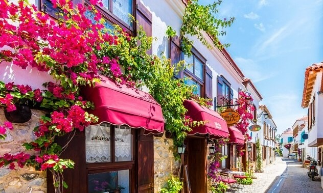 İzmir: Ege’nin Sıcak ve Canlı Yılbaşı Rotaları