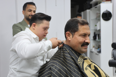 Hatay’da down sendromlu kuaför Şükrü’nün ilk müşterisi vali oldu