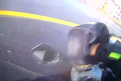 Kazayı burnu kanamadan atlatan motosikletlinin yardımına koşan sürücü yürekleri ısıttı