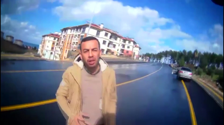 Kazayı burnu kanamadan atlatan motosikletlinin yardımına koşan sürücü yürekleri ısıttı 2