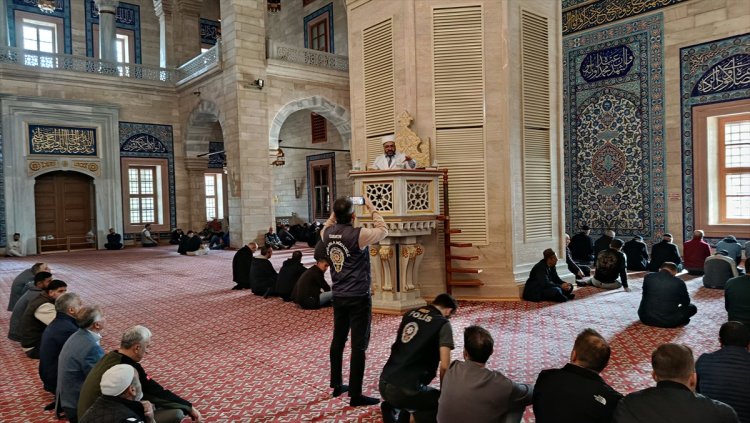 Adana'da camide vatandaşlar siber dolandırıcılık olaylarına karşı bilgilendirildi 2