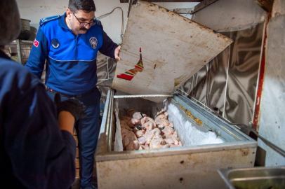 Adana’da dönerciden kurtlu salça ve turşu çıktı