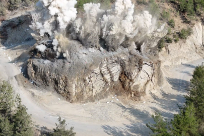 Adana Feke'de film gibi yol çalışması: Patlama anı film sahnesini aratmadı
