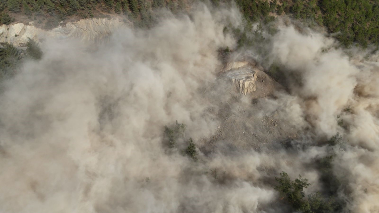Adana Feke'de film gibi yol çalışması Patlama anı film sahnesini aratmadı 2