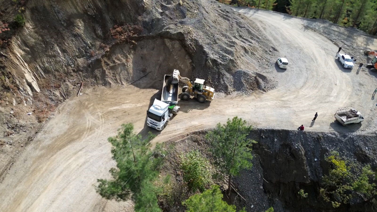 Adana Feke'de film gibi yol çalışması Patlama anı film sahnesini aratmadı 3
