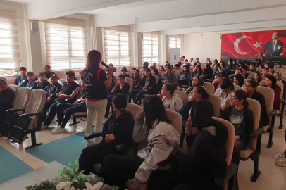 Adana İl Emniyet Müdürlüğü, öğrencileri siber suç ve zararlı alışkanlıklara karşı bilinçlendirdi