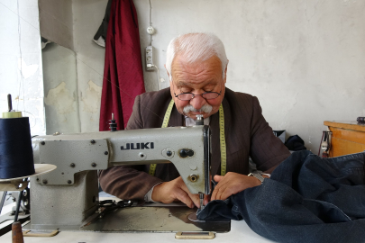 Gaziantep’te Terzi Ustası Nezir Canpolat, hem dikiş hem kitapla hayatını sürdürüyor