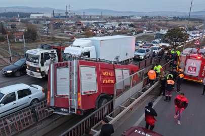 İtfaiye aracı köprü arasında asılı kaldı, faciadan dönüldü: 3 yaralı