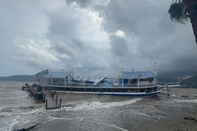 Marmaris’te fırtına tekneyi iskeleye çarptı, kurtarma çalışmaları sürüyor