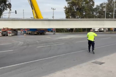 Mersin Erdemli D-400’de beton blok yüklü tırın tekeri koptu