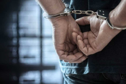 Sokak röportajında şiir okuyan şahıs ve sayfa yöneticisi Cumhurbaşkanına hakaretten tutuklandı