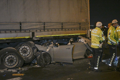 Ankara'da tıra çarpan otomobildeki 2 kişi öldü, 1 kişi ağır yaralandı