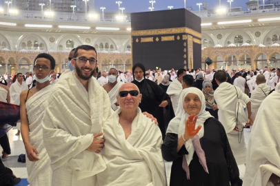 Görme engelli Ramazan amca ve Nuriye teyze umreye kavuştu