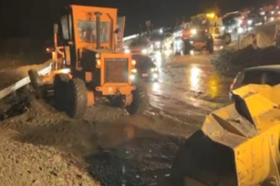 Mersin-Antalya arasında selle gelen mucurlar yolu kapattı