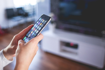 Sosyal medyada tanışıp evine çağırdığı erkeği sevgilisiyle birlikte dövüp kart limitini artırarak soydular