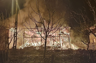 Adana'da evde çıkan ve okul lojmanına sıçrayan yangın söndürüldü