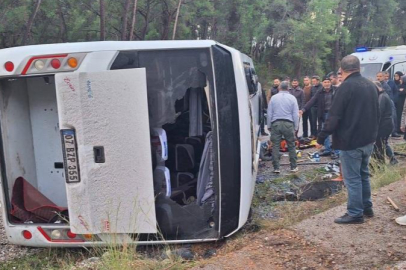 Antalya'da midibüs devrildi: 6 yaralı