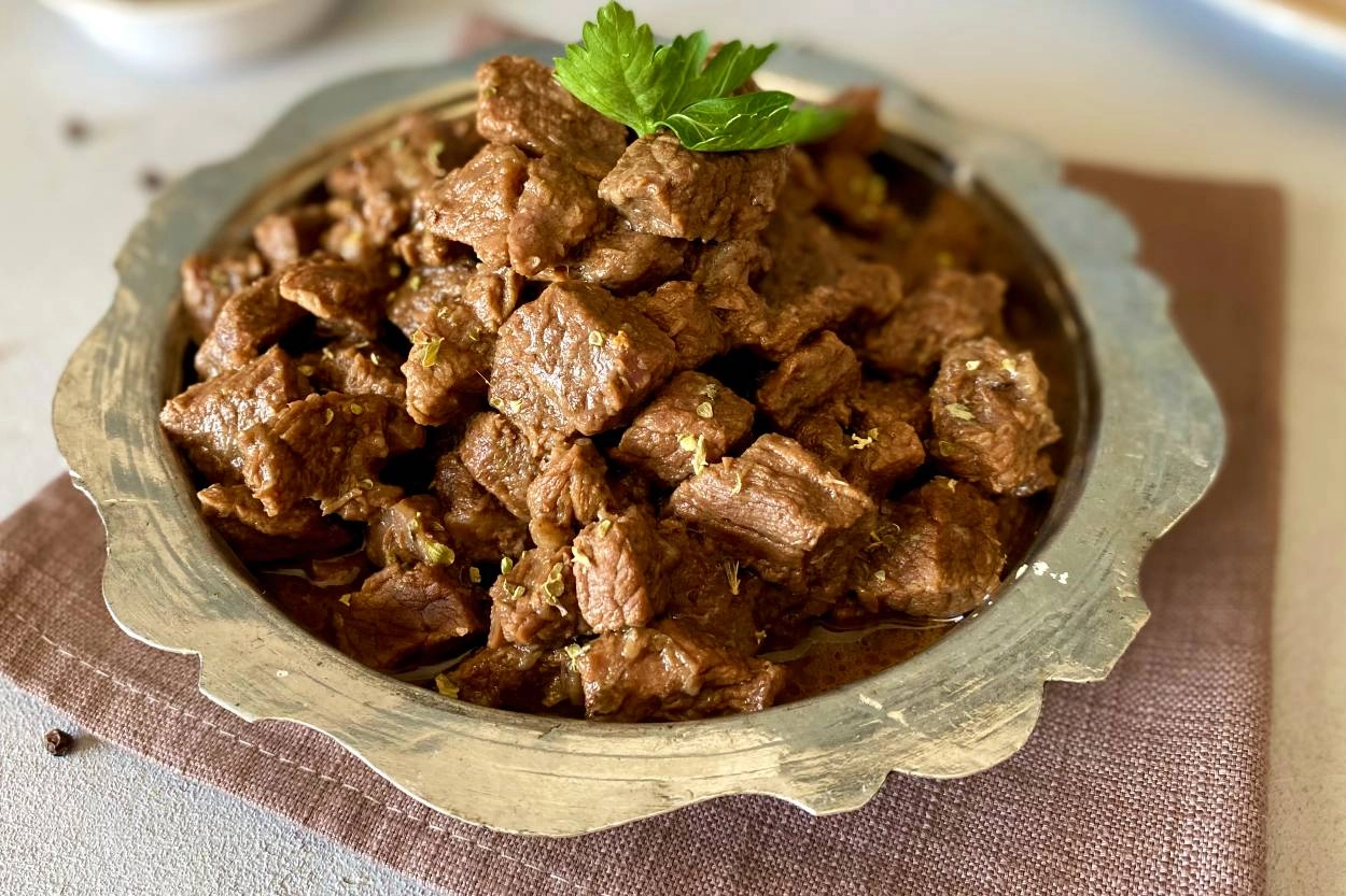 Çatalda Dağılan Lezzet: Sade Et Kavurma Tarifini Denediniz mi?