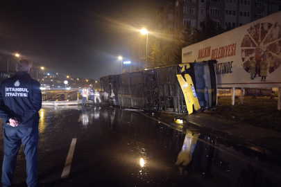 Çekmeköy'de kontrolden çıkan otobüs yan yattı