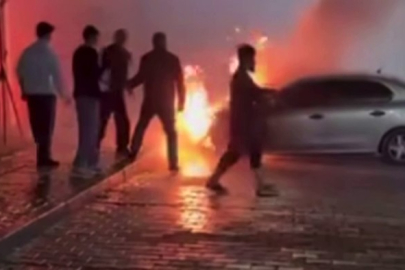 Gaziantep’te park halindeki otomobil alev topuna döndü