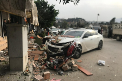 Hatay'da şiddetli fırtına duvarı devirdi