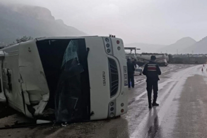 Maltepe'de servis minibüsü devrildi: 5 yaralı