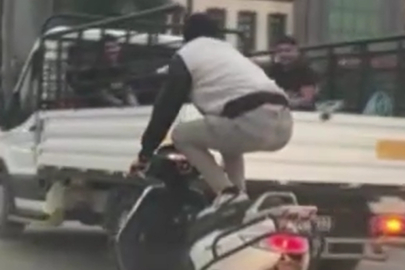 Motosikleti önce çömelerek, sonra yatarak sürdü