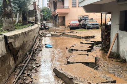 15 dakikalık sağanak yağış Alanya’yı felç etti
