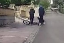 Adana’da bisiklet süren 12 yaşındaki çocuğu darp etti