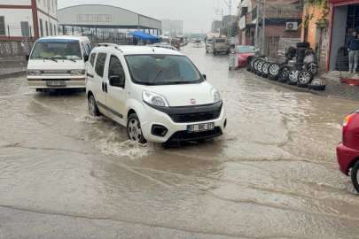 Adana’da kuvvetli yağış hayatı felç etti: Semt pazarı göle döndü, yollar nehre döndü