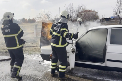 Aksaray’da seyir halindeki otomobil alev aldı