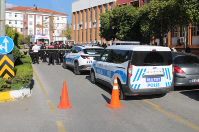 Aydın Adliyesi önünde dehşet: Boşanma aşamasındaki eşini sırtından bıçakladı