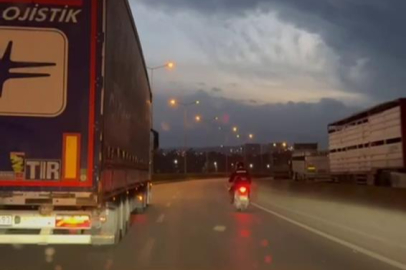 Fırtınada motosikletliye duvar olan tırcı yürekleri ısıttı