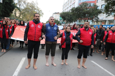 İzmir’de işçilerden çıplak ayaklı protesto
