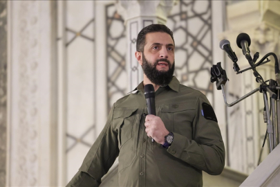 Suriye Cumhurbaşkanı Ahmed Şara, devrimin yıl dönümünde Emevi Camisi’nden ‘kardeşlik’ mesajı verdi