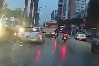 Adana’da özel halk otobüsü minibüse çarptı, araç içi kamera kaydetti