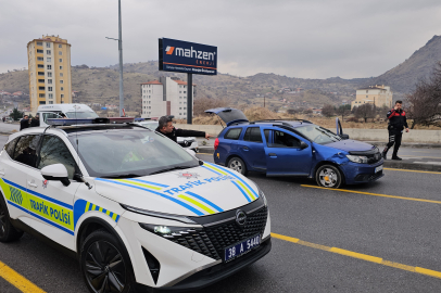 Kayseri’de suç makinesi 30 km kaçtı: 3 polis aracına çarpan sürücü lastikleri vurularak durduruldu!