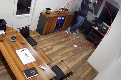 Ofis turu kısa sürdü: Bir adım attı, kendini alt katta buldu!