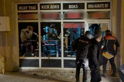 13 yaşındaki kız çocuğuna taciz iddiasıyla spor salonunun camlarını kırdılar