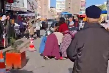 Adana’da kadınların sokak ortasındaki kavgası kamerada