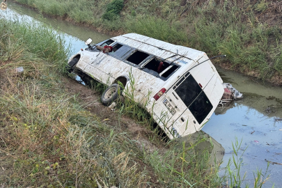 Adana’da tarım işçilerini taşıyan minibüs kanala devrildi: 18 Yaralı