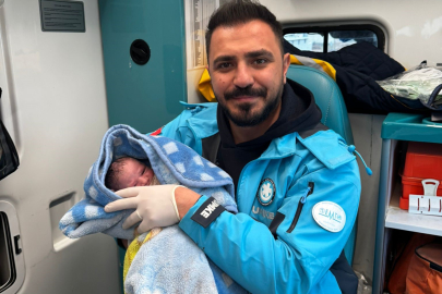 Ambulansta doğum yapan anne, bebeğine sağlık personelinin adını verdi