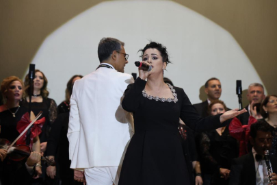 Kebapçısı da doktoru da bu koroda: 25 kişilik koro sahneye çıktı, izleyenleri mest etti