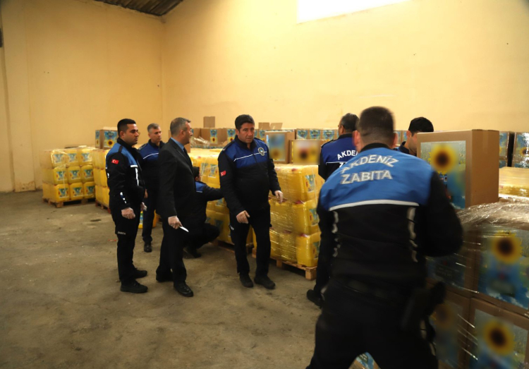 Mersin'de 'pes' dedirten sahtecilik İhraç edilecek binlerce bidon yağ yerine su çıktı 2