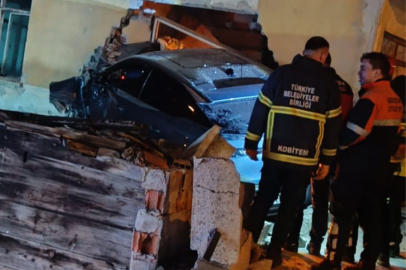 olu’da kontrolden çıkan otomobil duvara çarptı