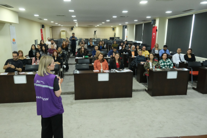 Adana Büyükşehir Belediyesi, ebeveynleri dijital tehlikelere karşı bilinçlendirdi