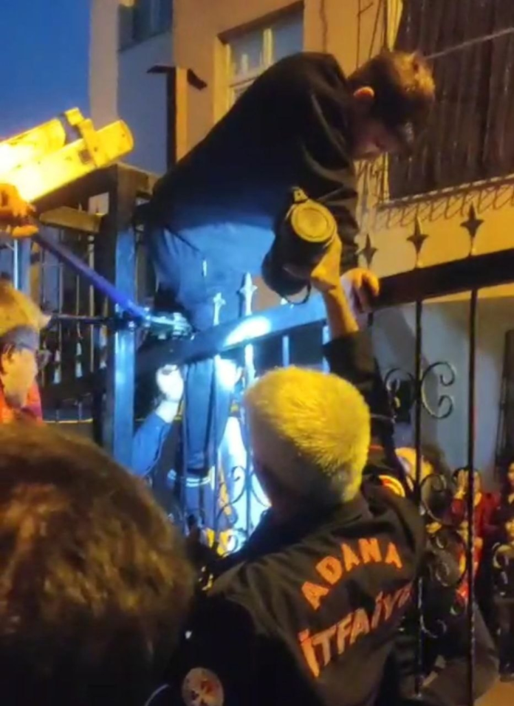 Adana'da demir korkuluk bacağına saplanan çocuk itfaiye ekiplerince kurtarıldı 2