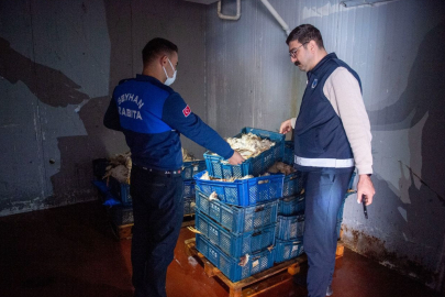 ADANA’DA ŞOK BASKIN! 25 KASA KOKMUŞ TAVUK ELE GEÇİRİLDİ